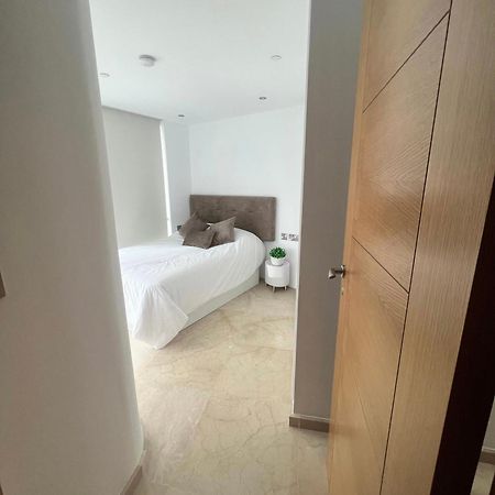 Modern Central 1 Bedroom Apartment With Rooftop Spa ジブラルタル エクステリア 写真