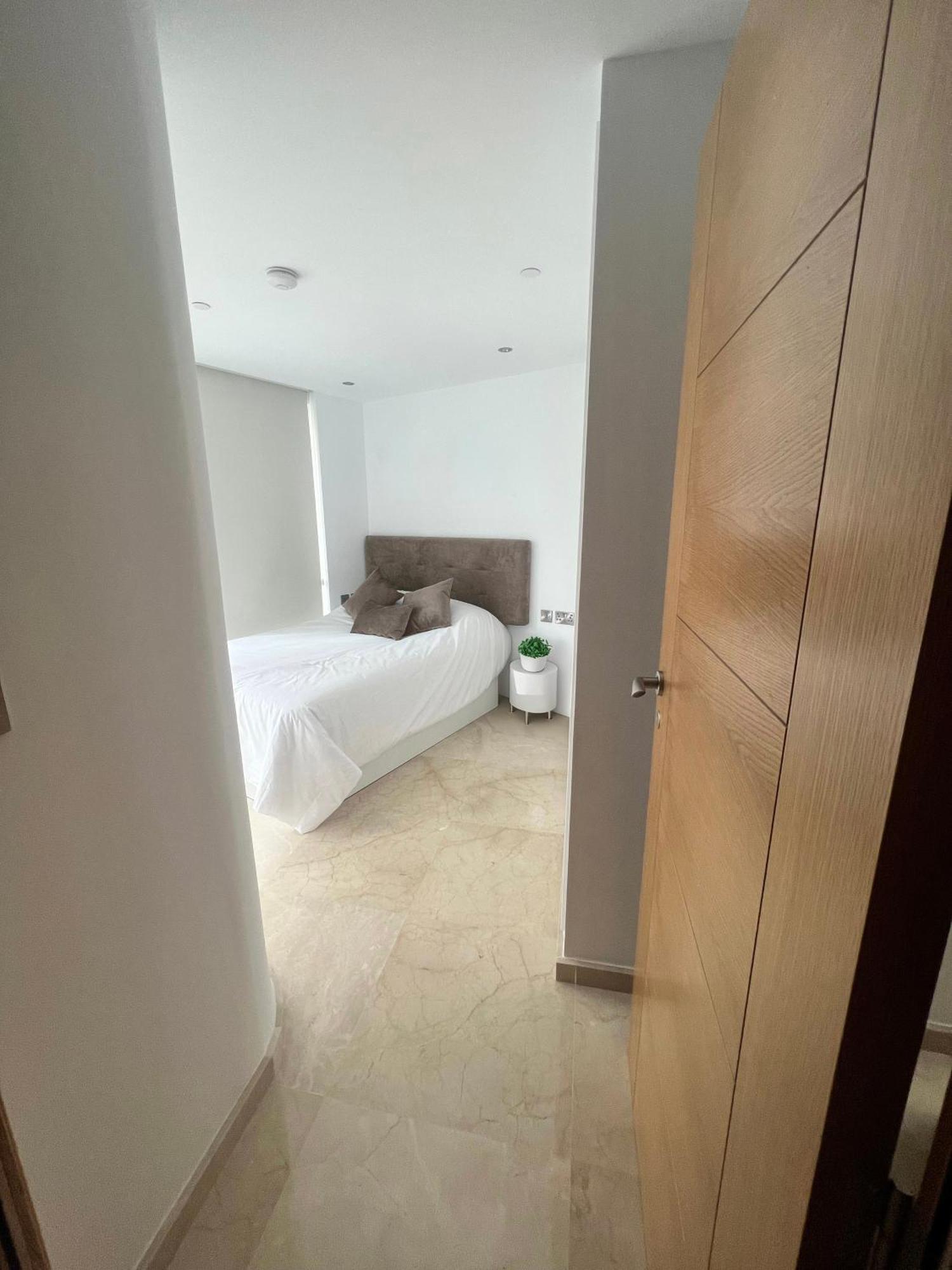 Modern Central 1 Bedroom Apartment With Rooftop Spa ジブラルタル エクステリア 写真